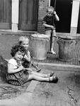 361019 Afbeelding van een drietal kinderen op straat bij een paar vuilnisbakken, vermoedelijk te Utrecht.